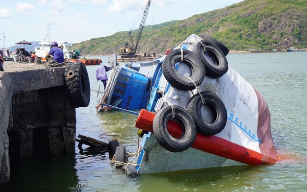 Tàu chở hàng neo đậu tại cảng bị chìm, 50 tấn vật liệu rơi xuống biển
